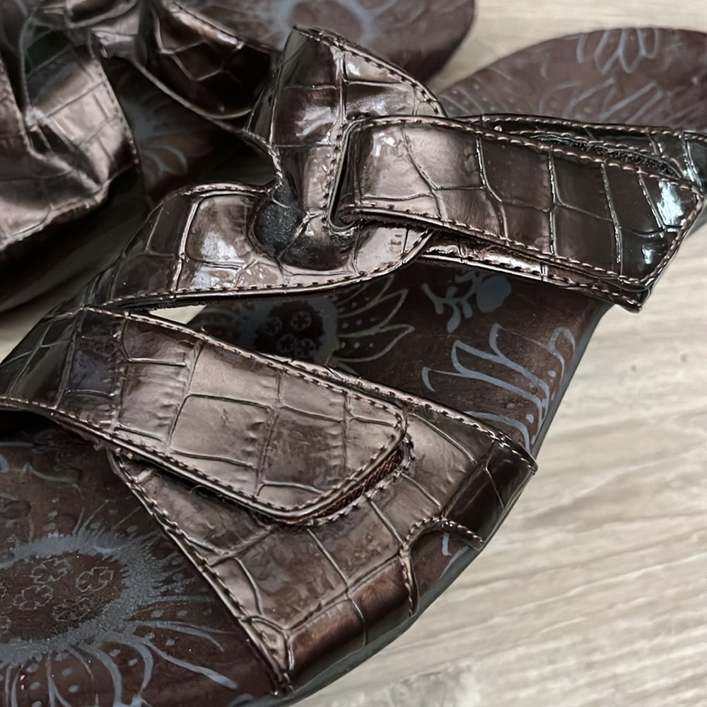 Vionic sandals/10 - Picture 4 of 4
